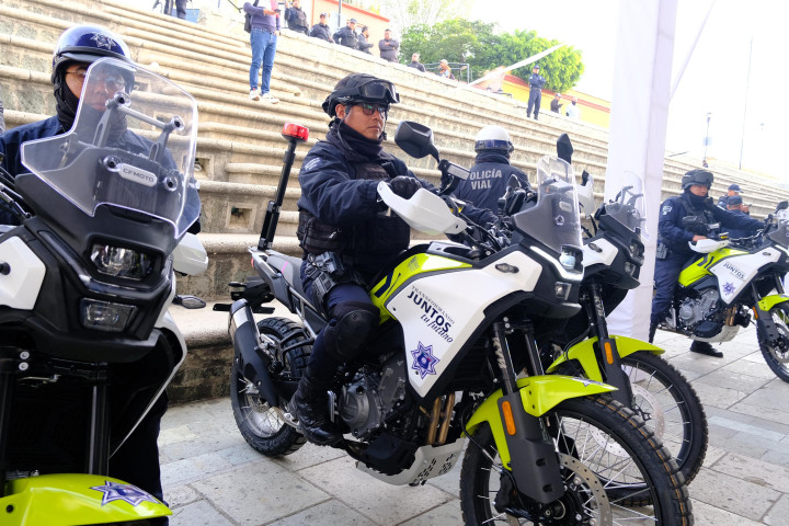 Nueva era en la seguridad pública: Ray Chagoya entrega vehículos y motos a policías de la capital