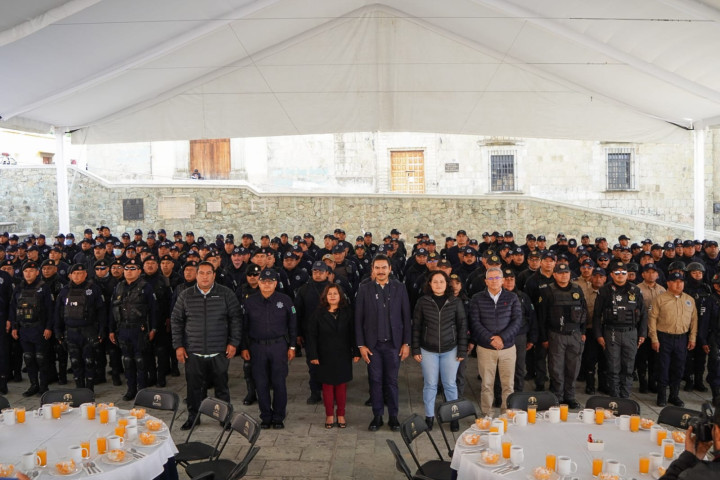 Nueva era en la seguridad pública: Ray Chagoya entrega vehículos y motos a policías de la capital