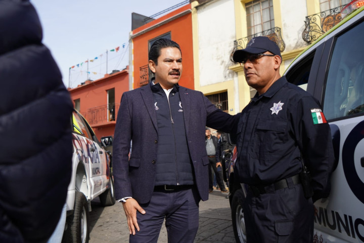 Nueva era en la seguridad pública: Ray Chagoya entrega vehículos y motos a policías de la capital