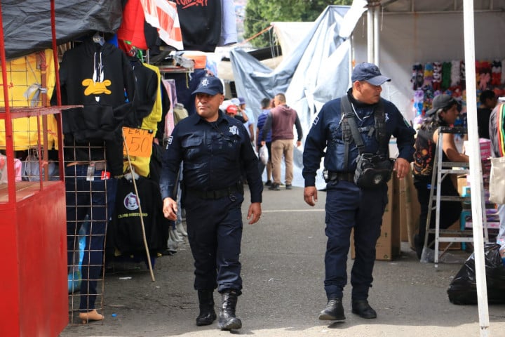 Se brinda seguridad en la Avenida Central del Mercado de Abasto durante la venta de juguetes