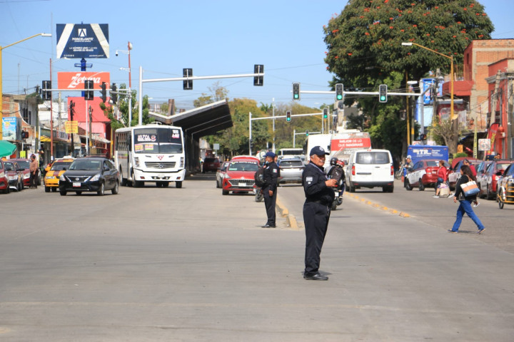 Se brinda seguridad en la Avenida Central del Mercado de Abasto durante la venta de juguetes