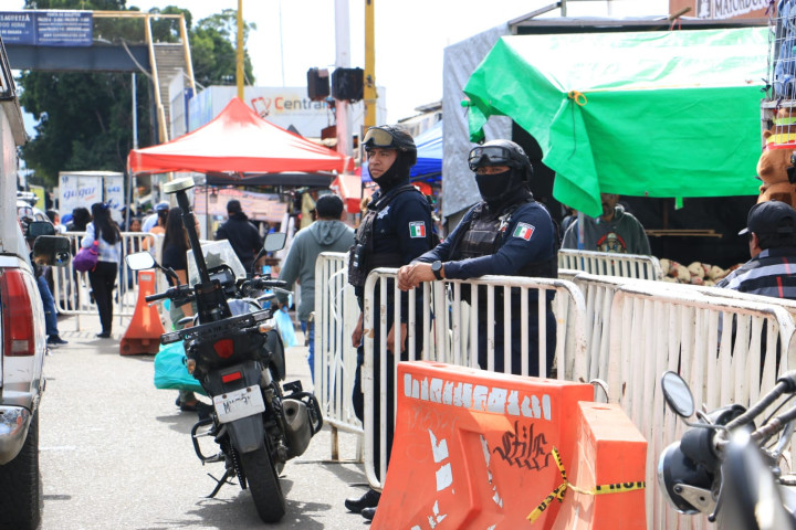 Se brinda seguridad en la Avenida Central del Mercado de Abasto durante la venta de juguetes