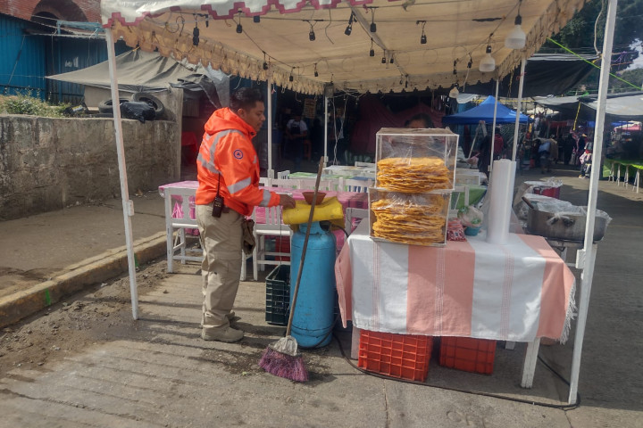 Se brinda seguridad en la Avenida Central del Mercado de Abasto durante la venta de juguetes