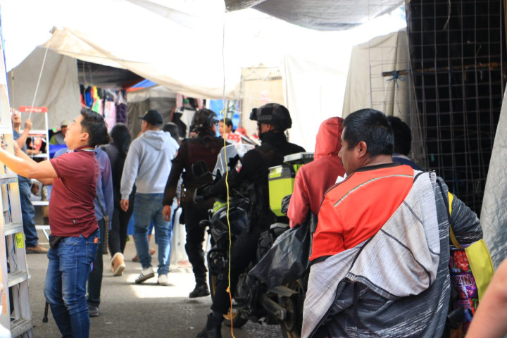 Se brinda seguridad en la Avenida Central del Mercado de Abasto durante la venta de juguetes