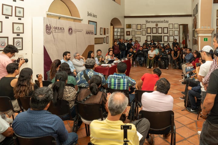 Ray Chagoya se reúne en diálogo abierto con fotógrafos profesionales y ciudadanía de Oaxaca de Juárez