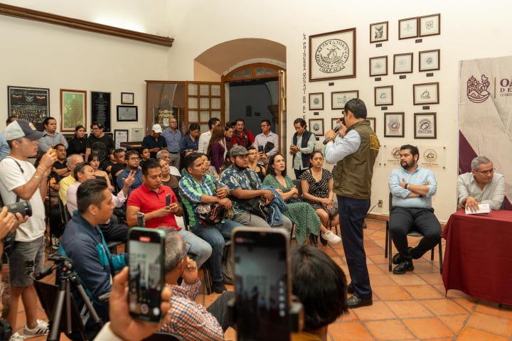 Ray Chagoya se reúne en diálogo abierto con fotógrafos profesionales y ciudadanía de Oaxaca de Juárez