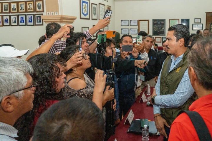 Ray Chagoya se reúne en diálogo abierto con fotógrafos profesionales y ciudadanía de Oaxaca de Juárez