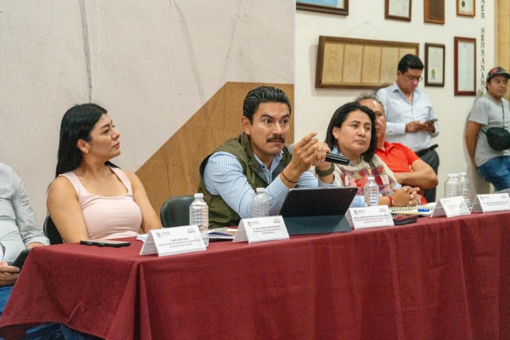 Ray Chagoya se reúne en diálogo abierto con fotógrafos profesionales y ciudadanía de Oaxaca de Juárez