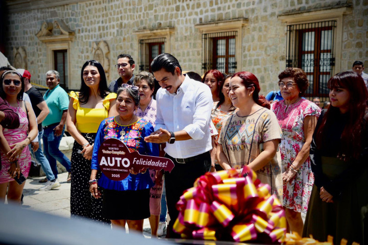 Gobierno municipal de Oaxaca de Juárez reconoce a contribuyentes responsables