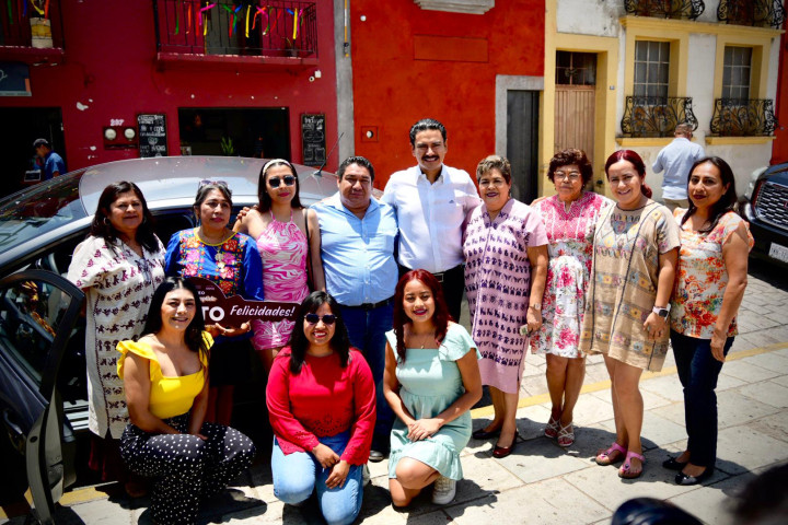 Gobierno municipal de Oaxaca de Juárez reconoce a contribuyentes responsables