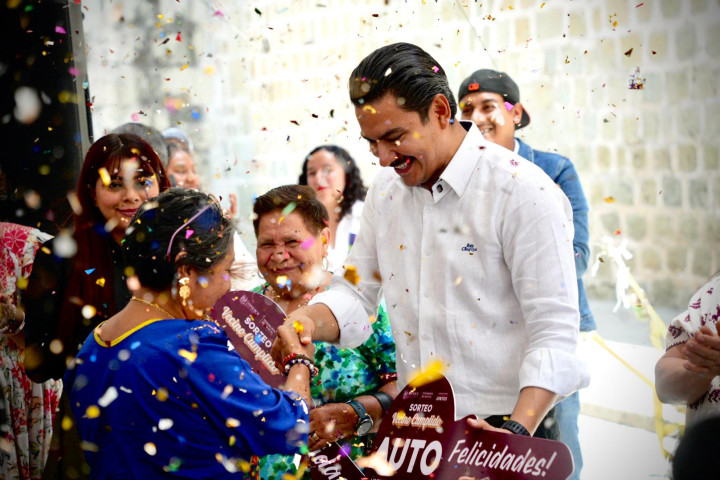 Gobierno municipal de Oaxaca de Juárez reconoce a contribuyentes responsables