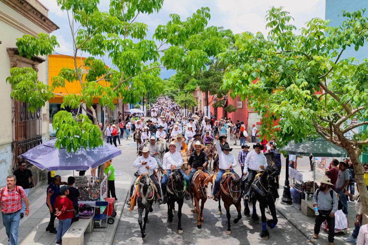 Oaxaca de Juárez participó en la 8ª Cabalgata Ranchos Unidos en el marco de la Guelaguetza 2025