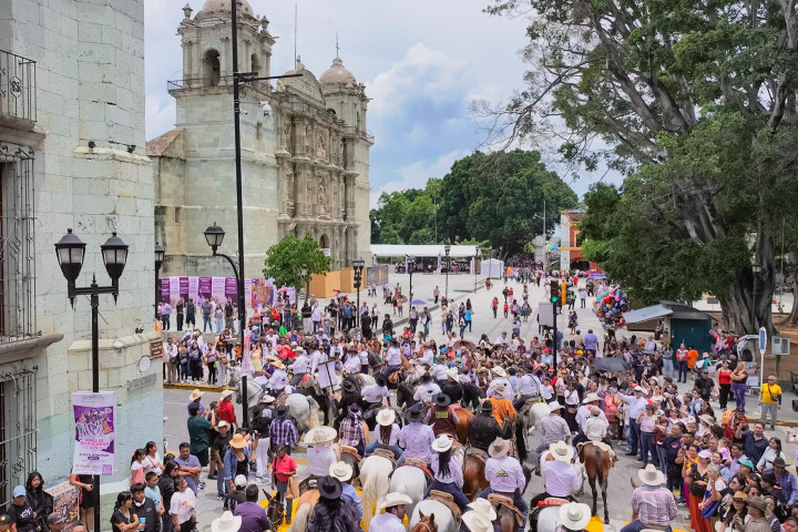 Oaxaca de Juárez participó en la 8ª Cabalgata Ranchos Unidos en el marco de la Guelaguetza 2025