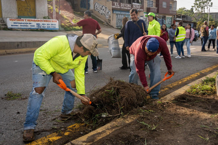 Embellecen acceso poniente de la ciudad con tequio vecinal en la Carretera Internacional