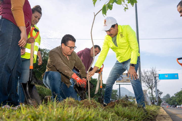 Embellecen acceso poniente de la ciudad con tequio vecinal en la Carretera Internacional