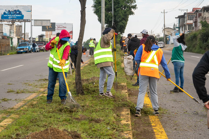 Embellecen acceso poniente de la ciudad con tequio vecinal en la Carretera Internacional