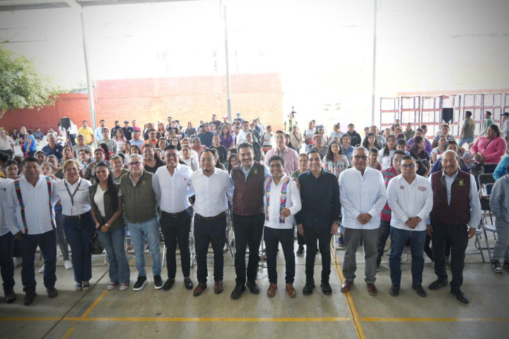 Entregan mobiliario y equipo educativo en escuelas de Viguera y Santa Rosa Panzacola