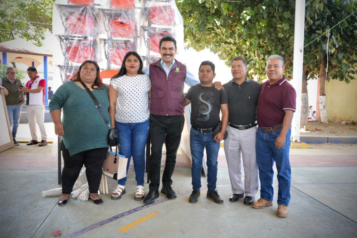 Entregan mobiliario y equipo educativo en escuelas de Viguera y Santa Rosa Panzacola