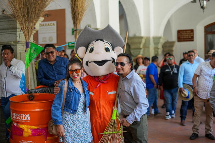 Reconocen a barrenderas y barrenderos en su día con alegre calenda