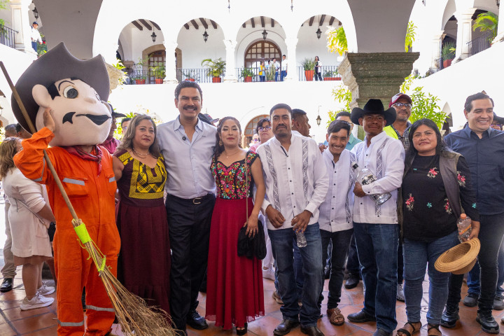Reconocen a barrenderas y barrenderos en su día con alegre calenda