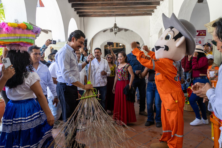 Reconocen a barrenderas y barrenderos en su día con alegre calenda