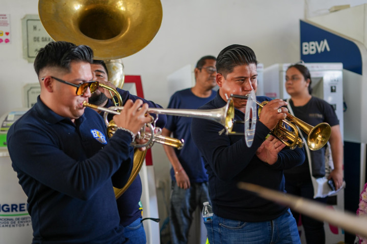Reconocen a barrenderas y barrenderos en su día con alegre calenda