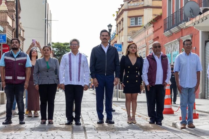 Ray Chagoya encabeza izamiento de la Bandera Nacional en el Mercado 20 de Noviembre