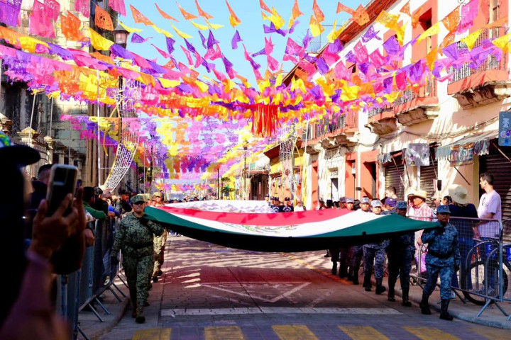 Oaxaca de Juárez vive un desfile cívico-deportivo en paz y con gran participación ciudadana