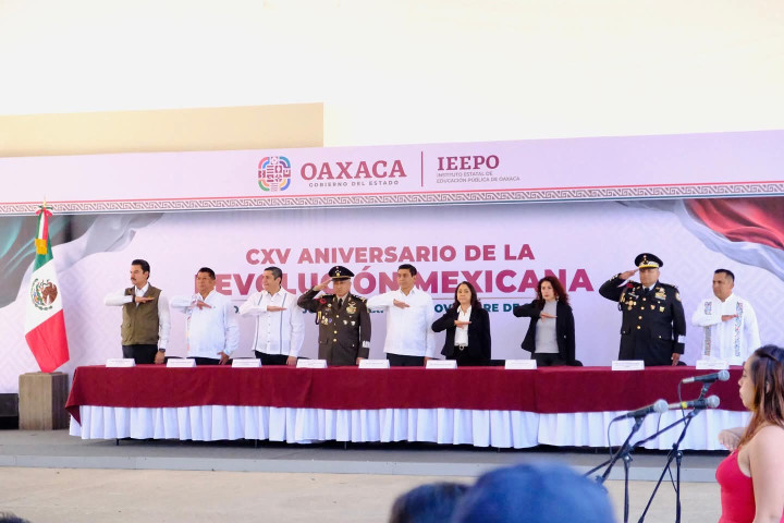 Oaxaca de Juárez vive un desfile cívico-deportivo en paz y con gran participación ciudadana
