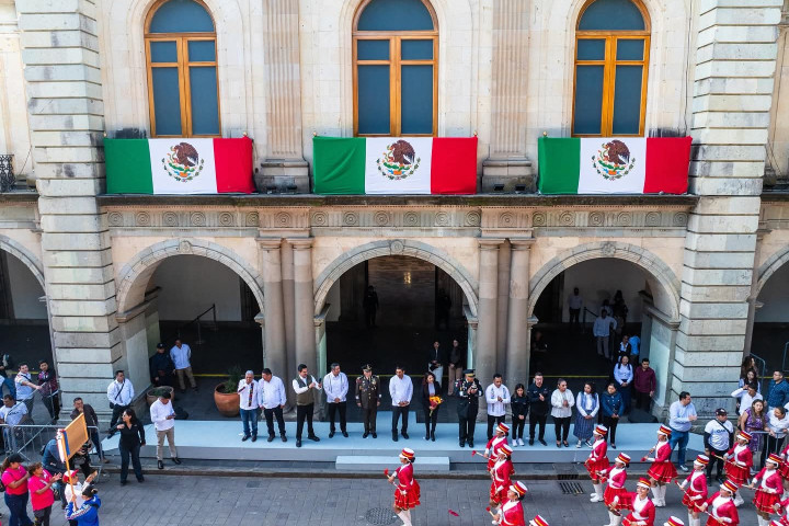 Oaxaca de Juárez vive un desfile cívico-deportivo en paz y con gran participación ciudadana
