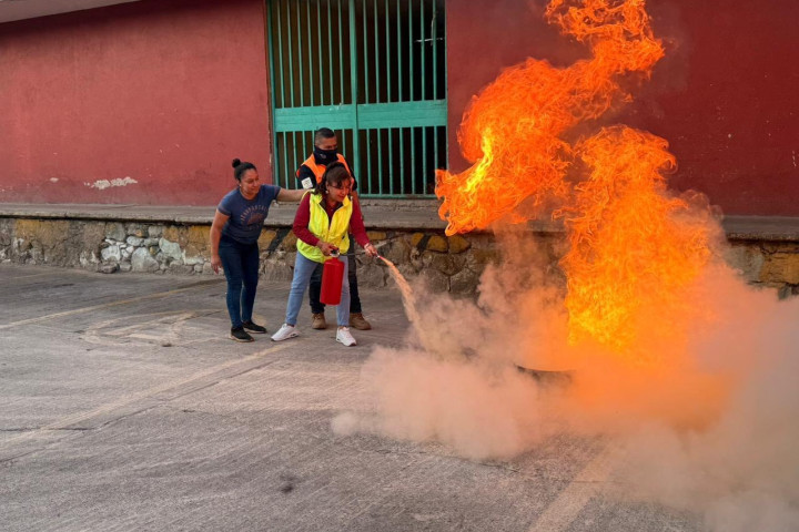 Continúa la toma de protesta de Unidades Internas de Protección Civil en mercados municipales
