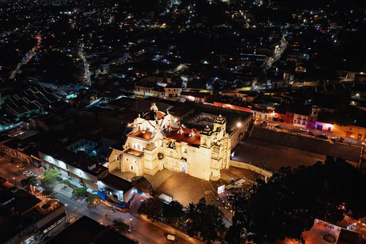 Oaxaca de Juárez brilla con la nueva iluminación de la Basílica de la Soledad