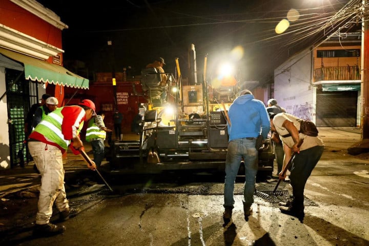 Refuerza Municipio de Oaxaca de Juárez trabajos de bacheo en distintos puntos de la ciudad