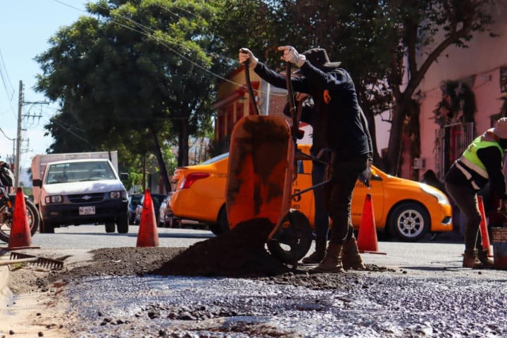 Refuerza Municipio de Oaxaca de Juárez trabajos de bacheo en distintos puntos de la ciudad