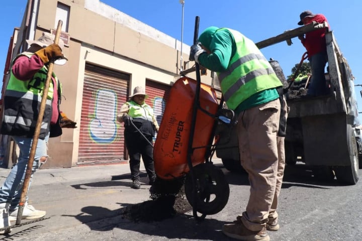 Refuerza Gobierno Municipal de Oaxaca de Juárez acciones de bacheo en vialidades estratégicas