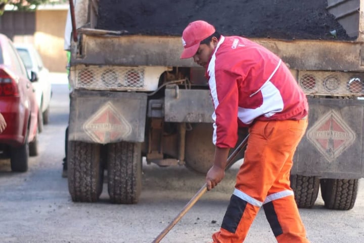 Refuerza Gobierno Municipal de Oaxaca de Juárez acciones de bacheo en vialidades estratégicas