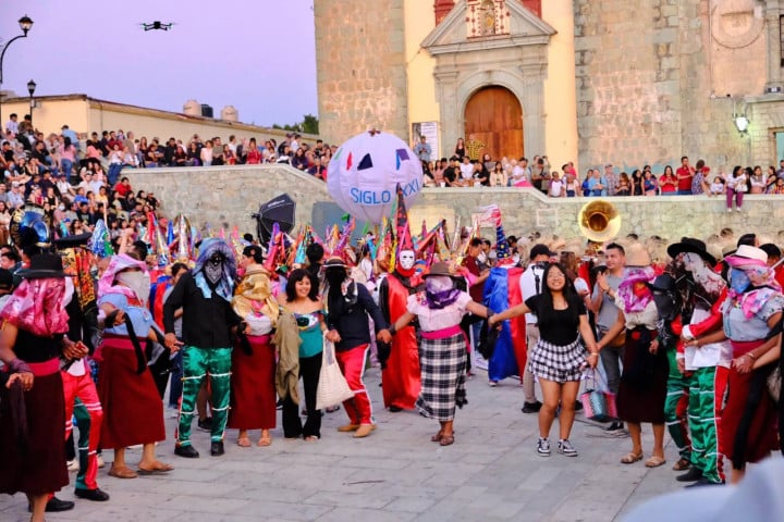 El corazón de la capital latió al ritmo de 14 carnavales oaxaqueños