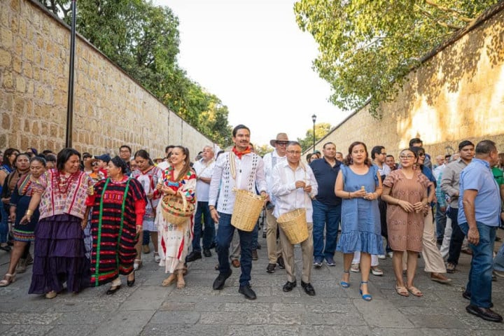 El corazón de la capital latió al ritmo de 14 carnavales oaxaqueños