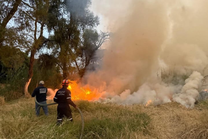 Se atiende el incendio de pastizales registrado en las riberas del río Atoyac