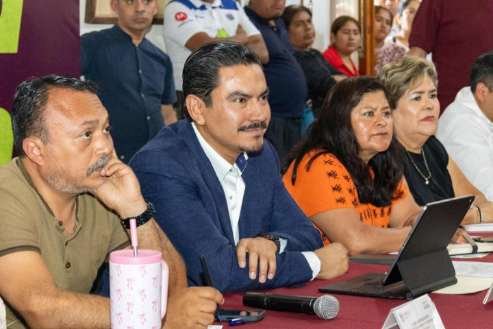 El presidente municipal Ray Chagoya sostuvo un diálogo con locatarios y locatarias del área de pan y comedores del Mercado de Abasto