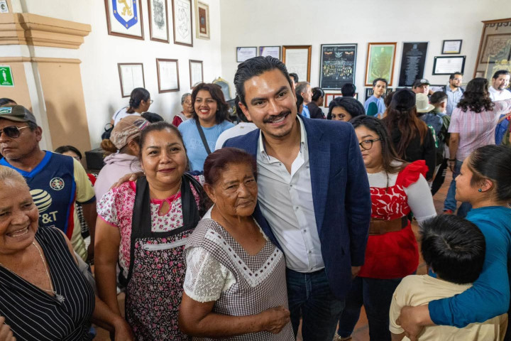 El presidente municipal Ray Chagoya sostuvo un diálogo con locatarios y locatarias del área de pan y comedores del Mercado de Abasto