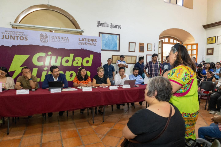 El presidente municipal Ray Chagoya sostuvo un diálogo con locatarios y locatarias del área de pan y comedores del Mercado de Abasto