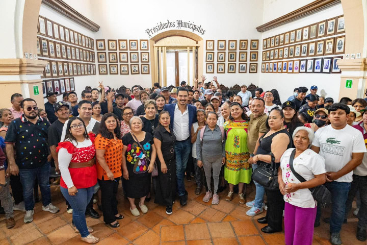 El presidente municipal Ray Chagoya sostuvo un diálogo con locatarios y locatarias del área de pan y comedores del Mercado de Abasto