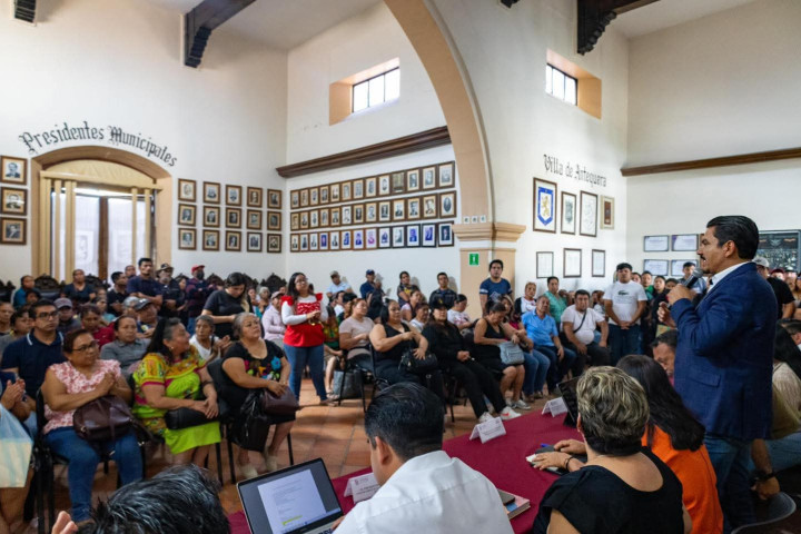 El presidente municipal Ray Chagoya sostuvo un diálogo con locatarios y locatarias del área de pan y comedores del Mercado de Abasto