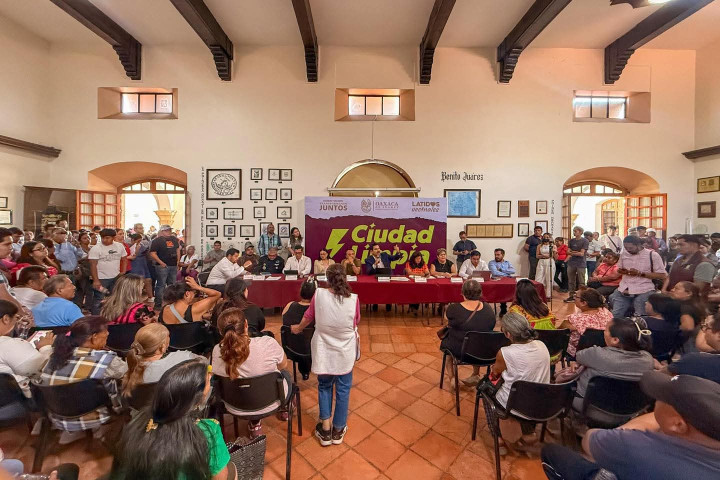 El presidente municipal Ray Chagoya sostuvo un diálogo con locatarios y locatarias del área de pan y comedores del Mercado de Abasto