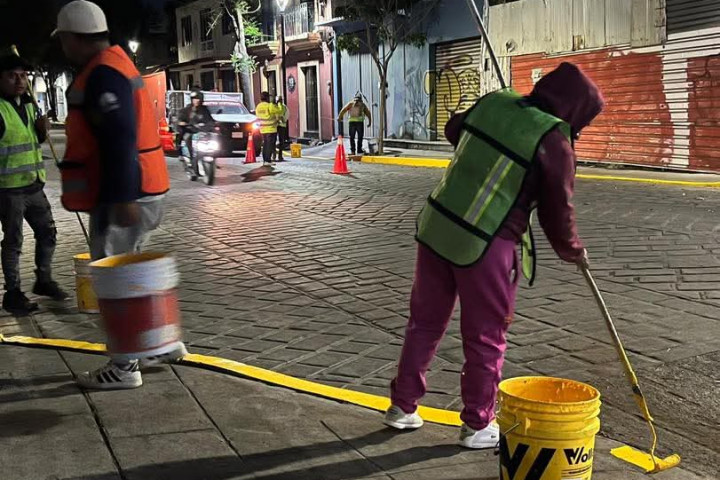El Gobierno Municipal de Oaxaca de Juárez realiza trabajos de pinta de guarniciones y retiro de grafiti en la calle Melchor Ocampo