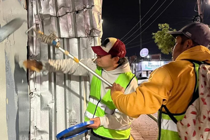 El Gobierno Municipal de Oaxaca de Juárez realiza trabajos de pinta de guarniciones y retiro de grafiti en la calle Melchor Ocampo