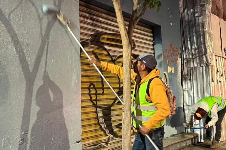 El Gobierno Municipal de Oaxaca de Juárez realiza trabajos de pinta de guarniciones y retiro de grafiti en la calle Melchor Ocampo