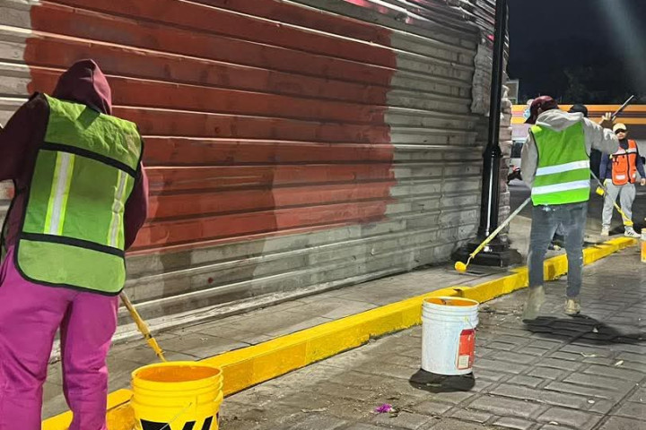 El Gobierno Municipal de Oaxaca de Juárez realiza trabajos de pinta de guarniciones y retiro de grafiti en la calle Melchor Ocampo