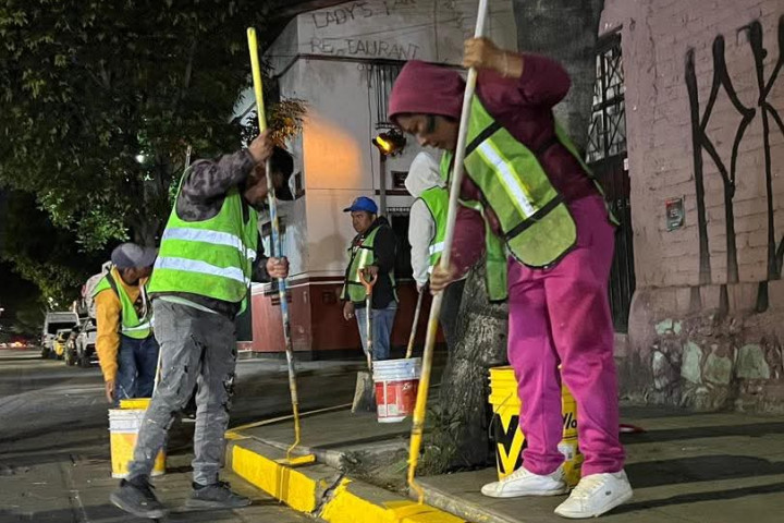 El Gobierno Municipal de Oaxaca de Juárez realiza trabajos de pinta de guarniciones y retiro de grafiti en la calle Melchor Ocampo
